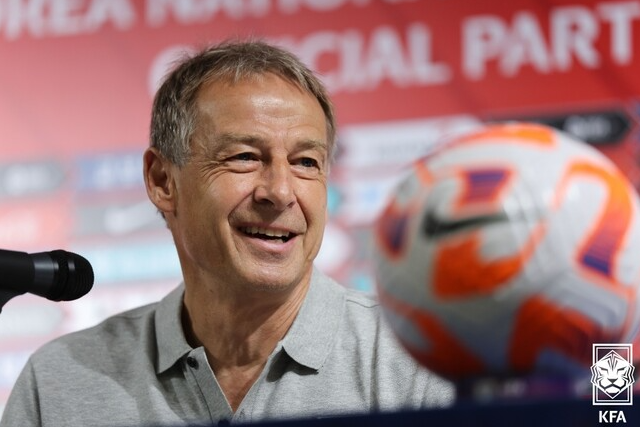 클린스만 감독 기자회견 인터뷰 사진 이미지입니다.