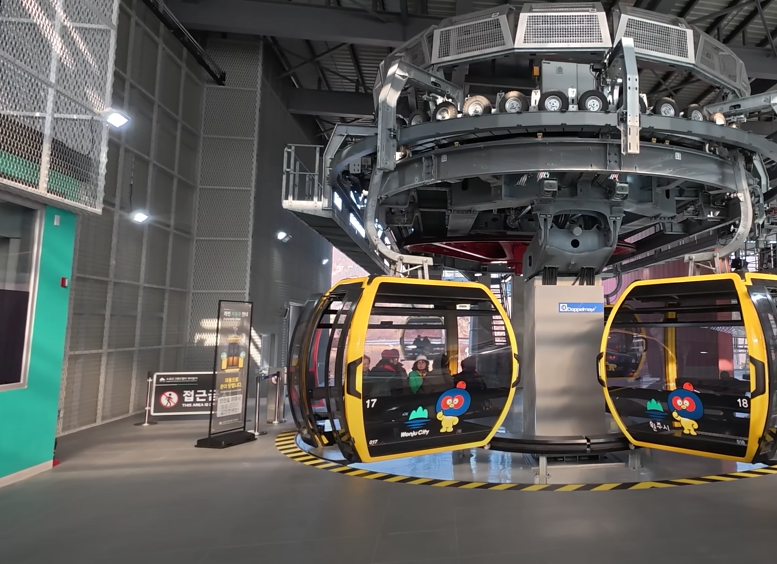 오전 9시부터 운행하는 케이블카 시작점입니다.