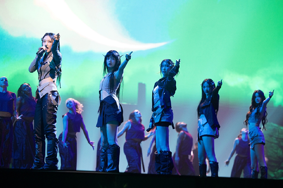 뉴진스가 서울 구로구 고척스카이돔에서 열린 &#39;2023 LoL 월드 챔피언십(롤드컵)&#39; 결승전 오프닝 무대에 올라 퍼포먼스를 펼치고 있다. [사진=어도어]