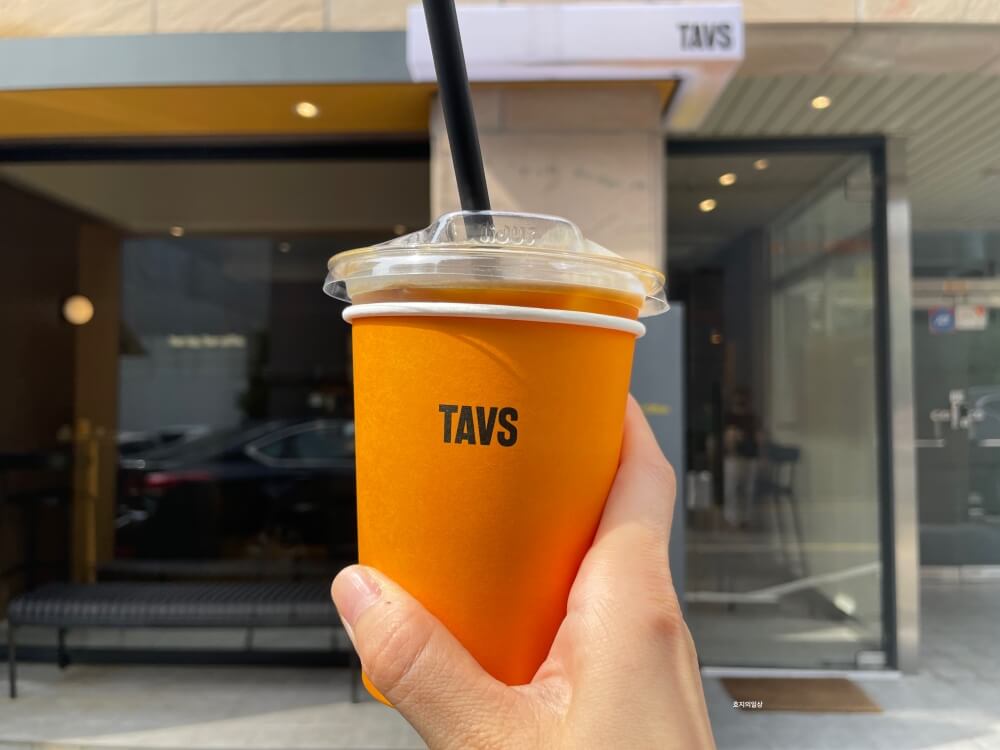 역삼 카페 맛집 타브스 에스프레소 바 - 매장 앞 인증샷