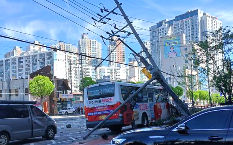 광주 시내버스 사고 남구 주월동 승합차 충돌 14명 부상