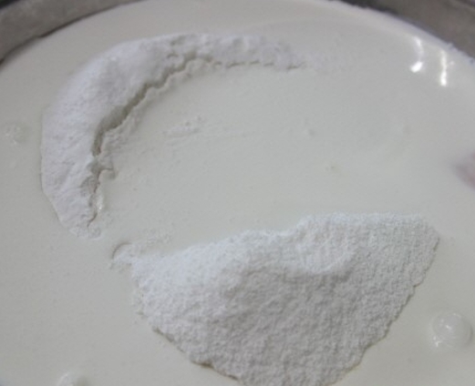 한국의 떡 종류 LA 찹쌀떡-찹쌀가루에 베이킹파우더&amp;#44; 소금&amp;#44; 우유&amp;#44; 생크림을 넣고 섞는다