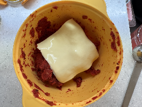 단호박, 비트, 병아리콩을 섞은 후 치즈를 얹은 사진