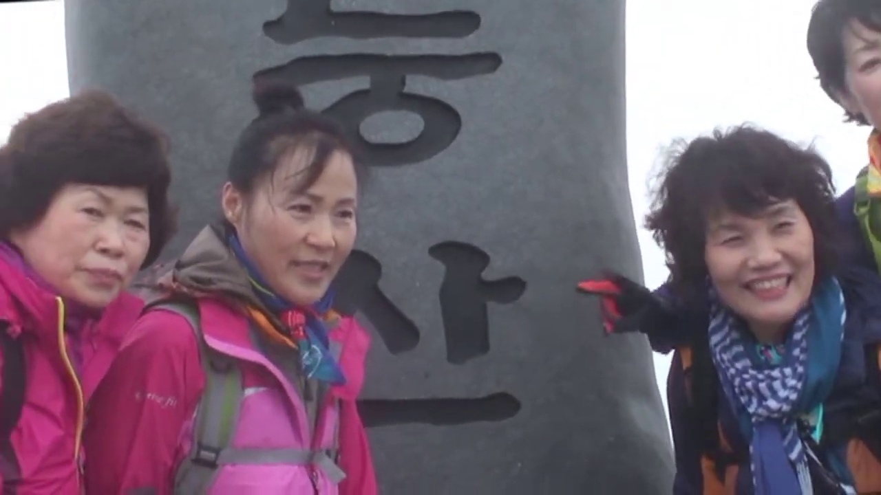 정상석 앞에서 함께 기념사진을 남기는 일행