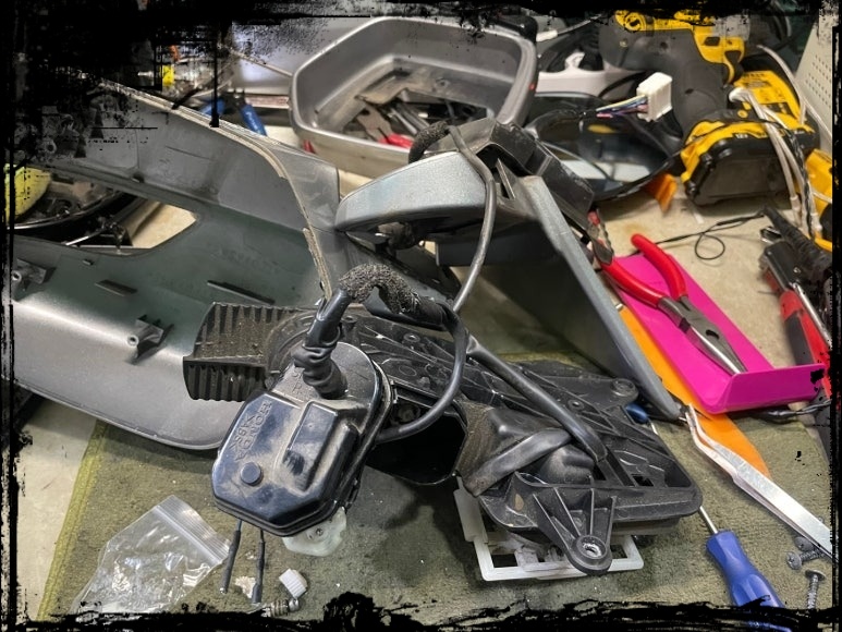 3세대 CR-V 사이드미러 내부의 낡은 분해 사진