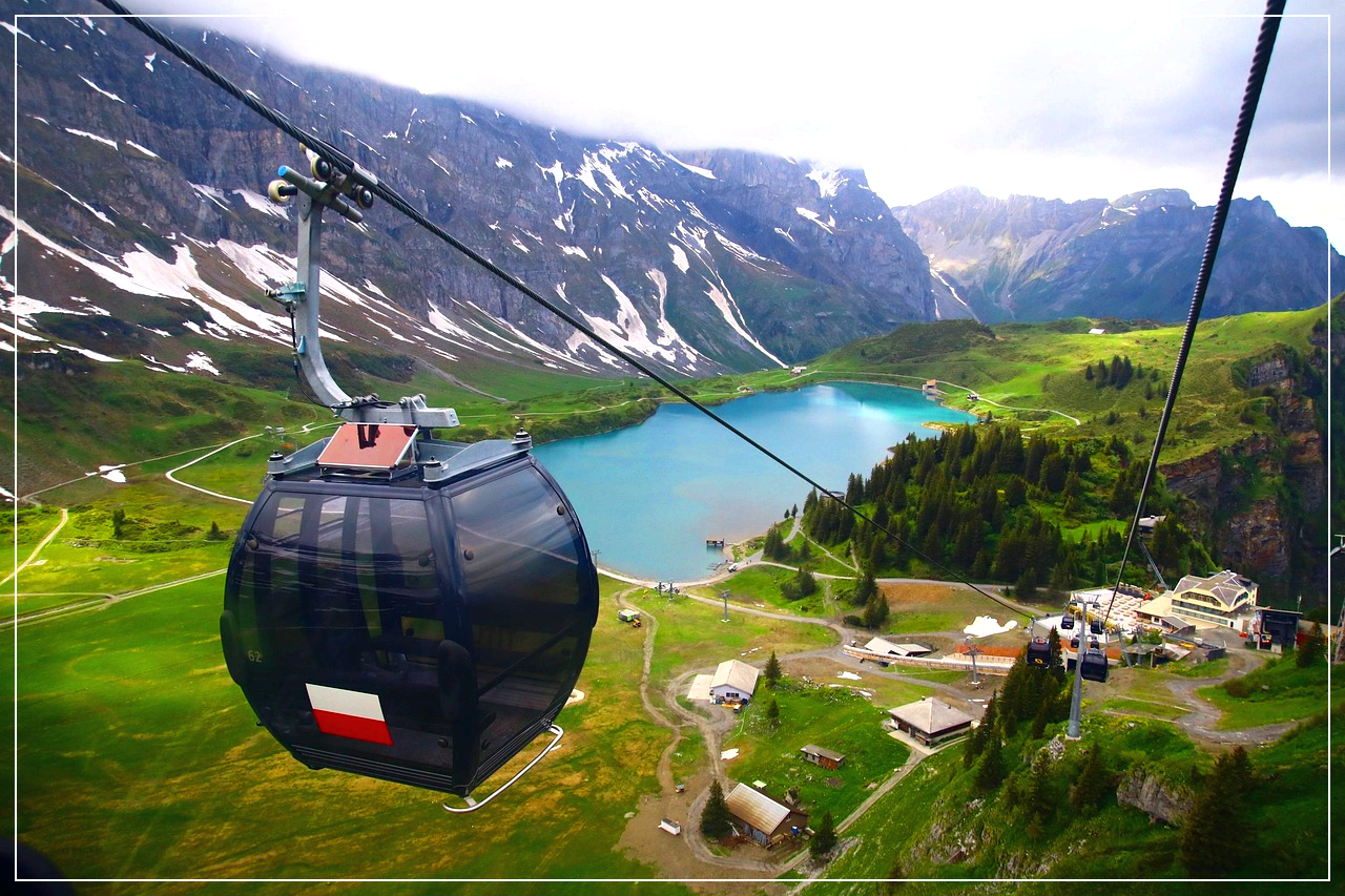 케이블카에서 내려다 보는 루체른의 대자연과 마을 풍경