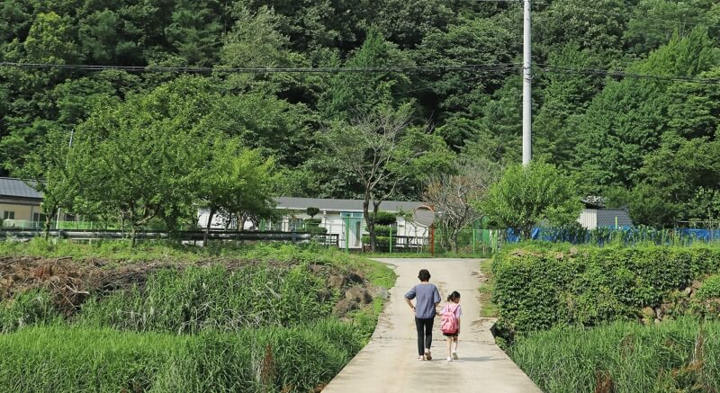 걸어가는 할머니와 지윤이