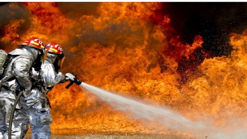 산불 진화하는 소방관