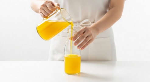 매실청 병에 담는 모습&amp;#44; 밝은 빛