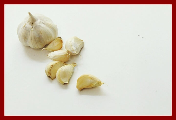 마늘 한개와 쪼개진 마늘 여섯쪽