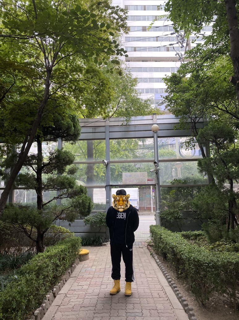 데일리 룩(오뭘입)_무신사스탠다드 후드티, 강경원 레전드티셔츠, 아디다스트레이닝팬츠, 팀버랜드워커 미디엄옐로우, 코디, OOTD