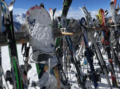 세워놓은-스키들