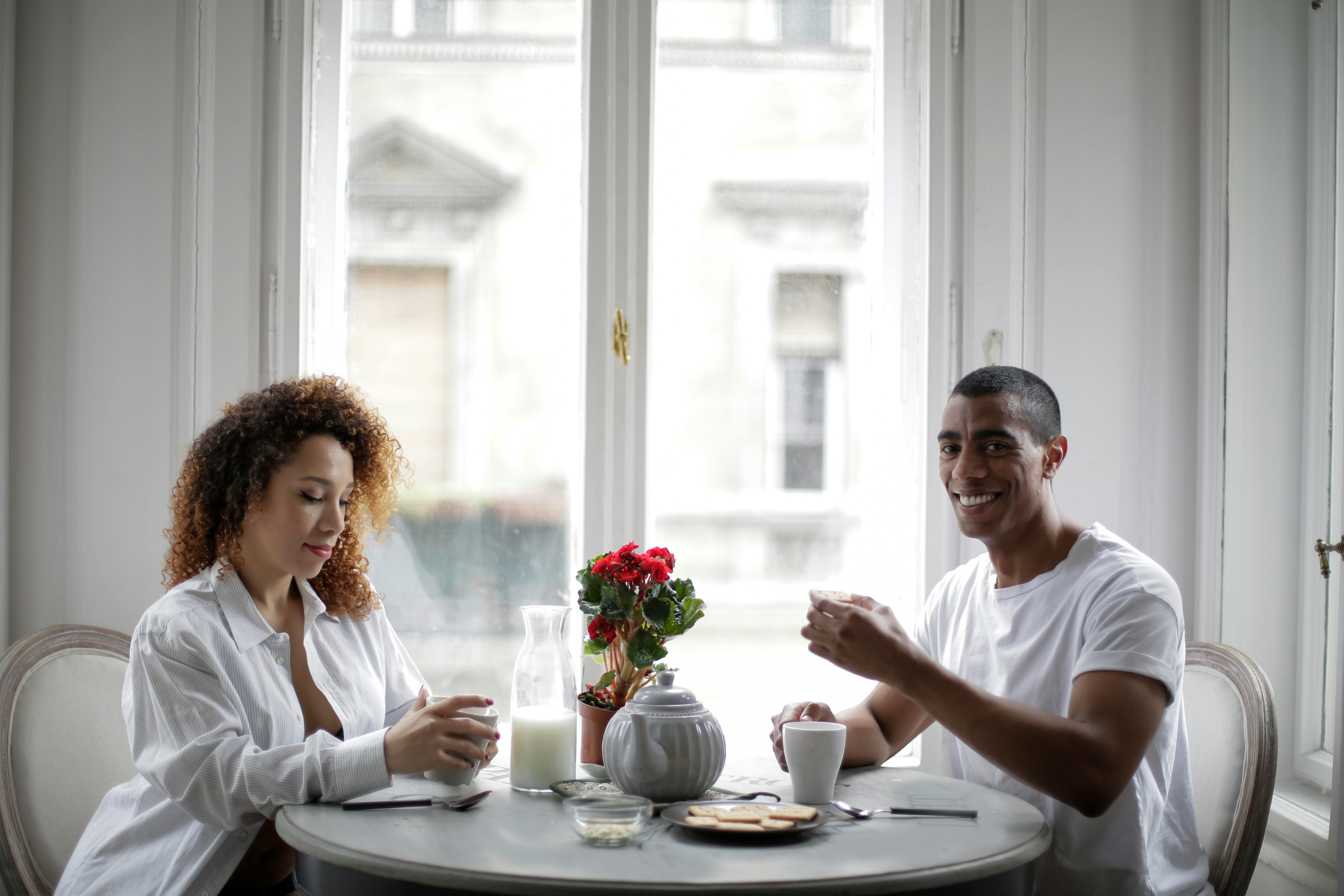 오프라인 대화를 하는 사람들