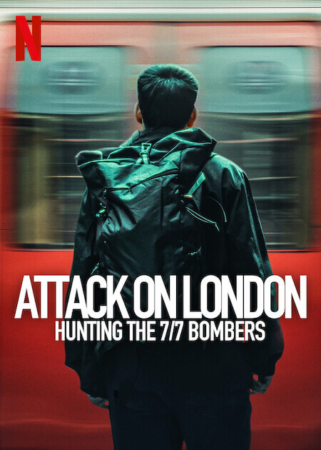 Attack on London : Hunting the 7/7 Bombers 공식 포스터 - 큰 검정색 배낭을 멘 젊은 남성이 지하철 플랫폼 앞에 서 있는 뒷모습