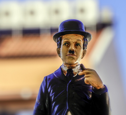 테마파크 캐릭터 배우 체험 &ndash; 웃음 뒤의 땀방울 이야기