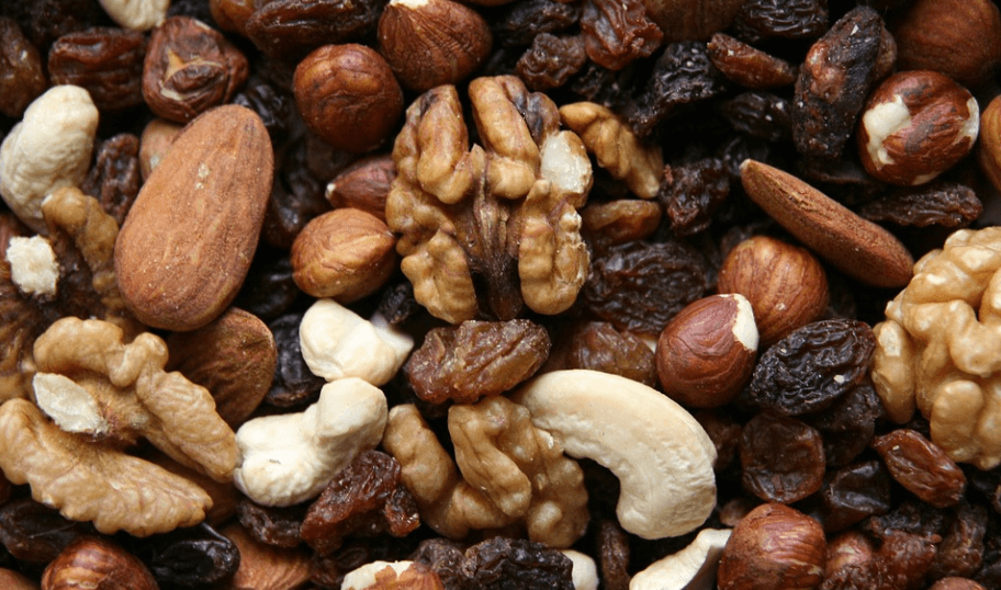 다른 견과류와 섞여 있는 건포도