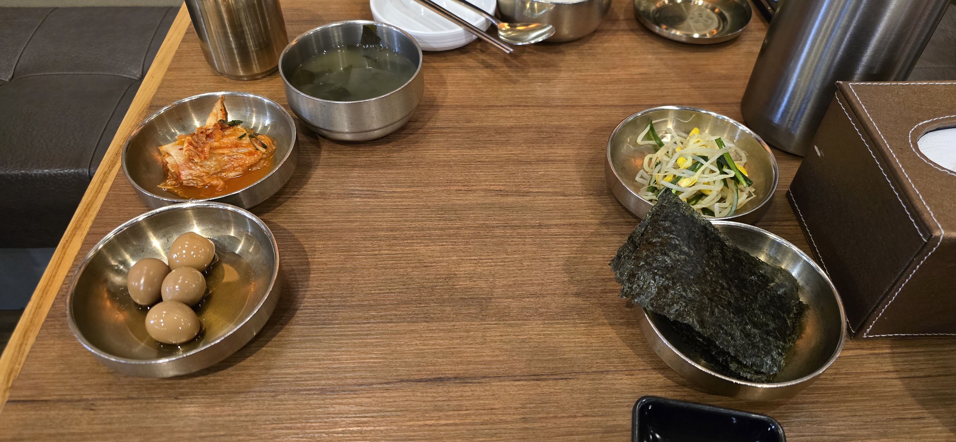 큰기와집 반찬은 깔끔하고 먹기 좋았어요 김치도 맛있었습니다