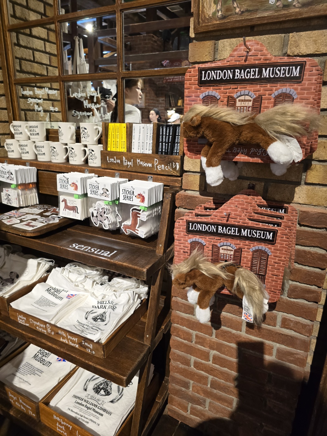 다양한 굿즈들도 팔아요.