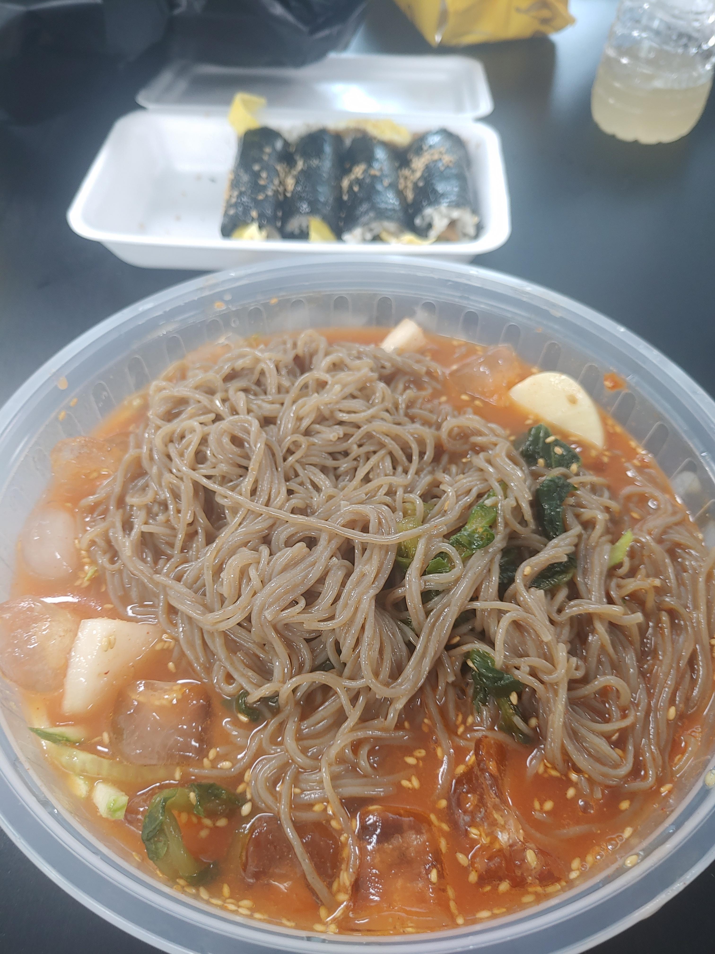 냉면을 비벼요
