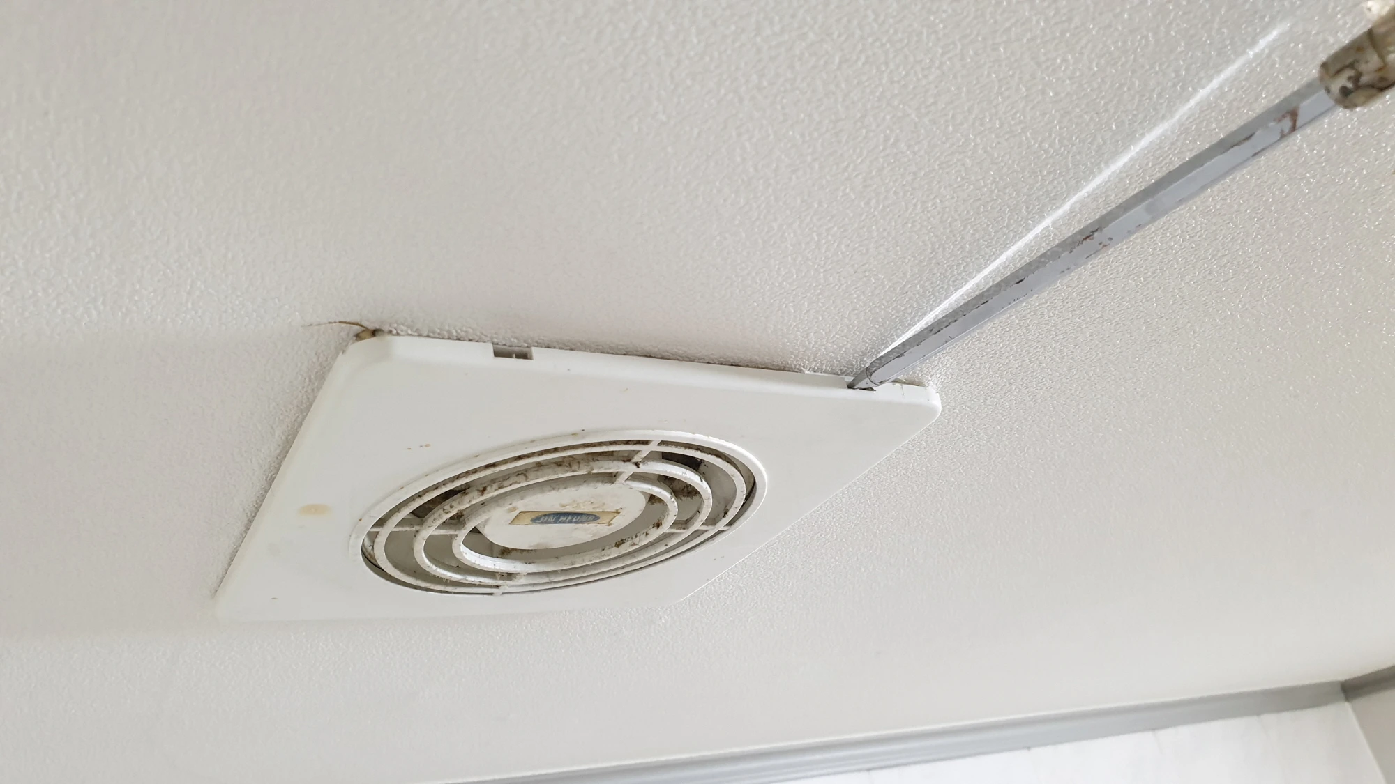 환풍기 커버 여는 모습