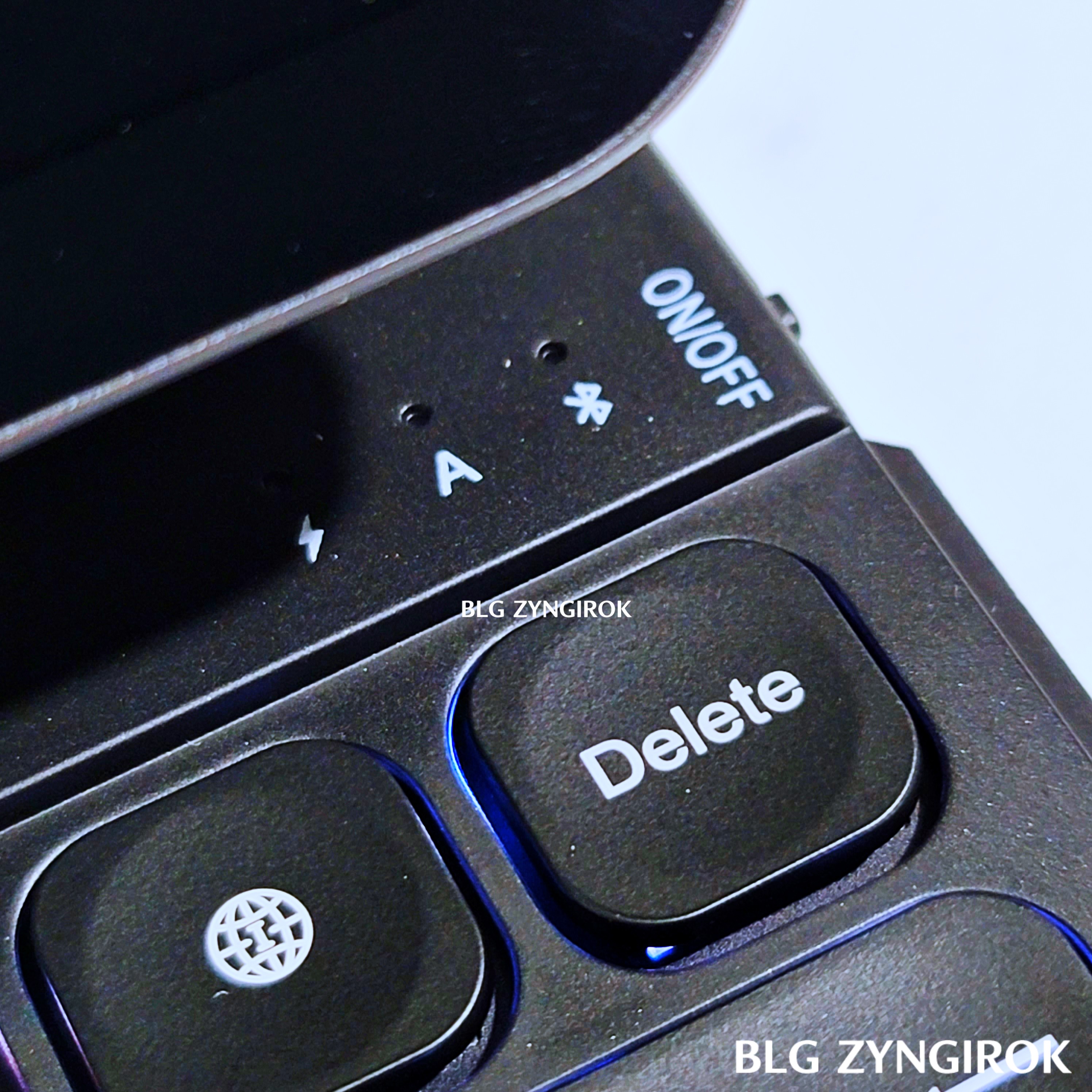 키보드 케이스의 전원 버튼 옆 LED들이 있다.