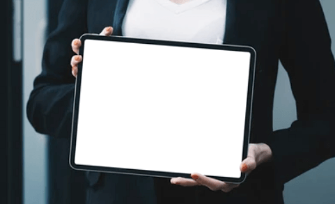 모니터를-들고-있는-여성