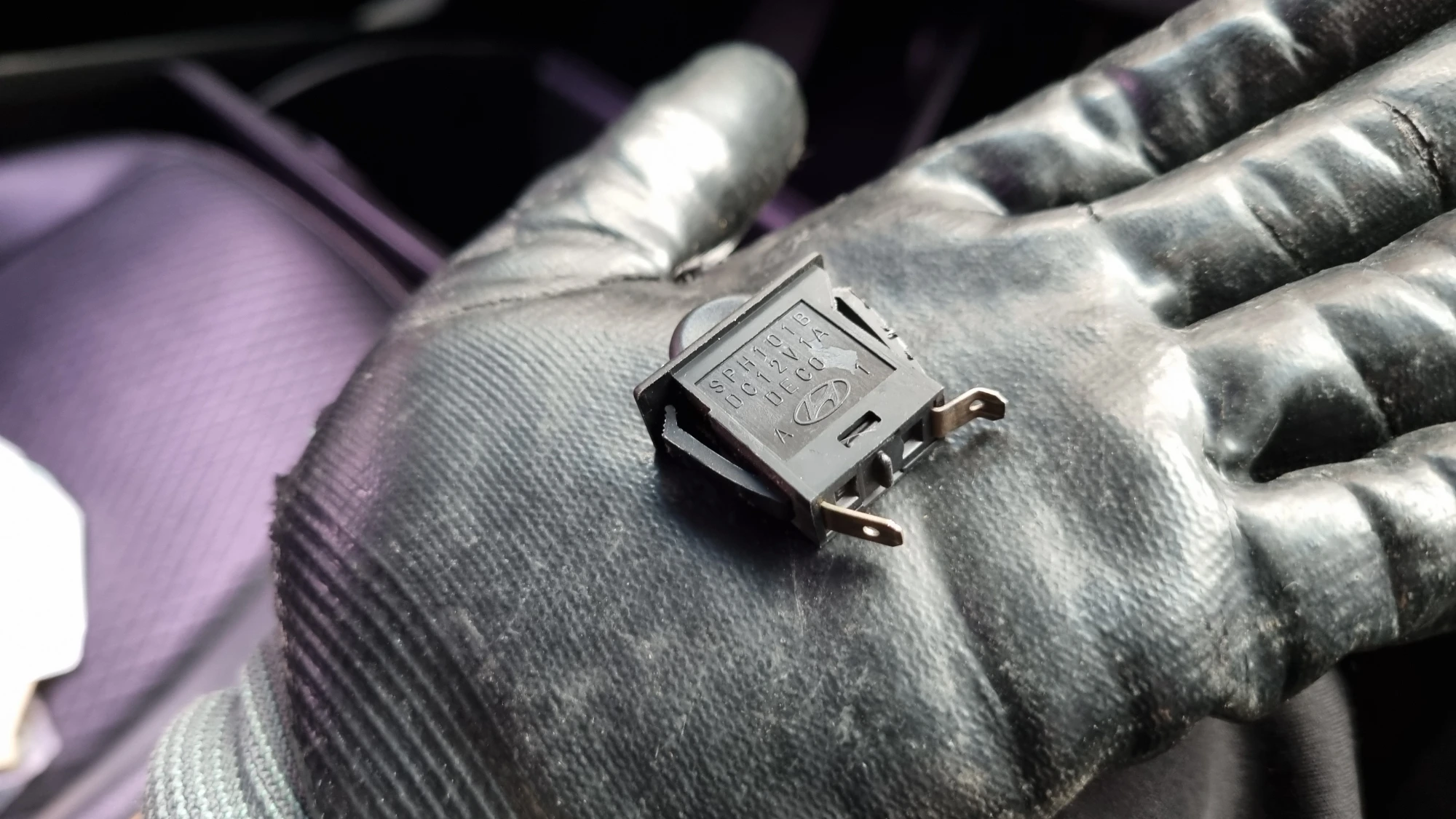 스위치 단자 꺾어진 모습