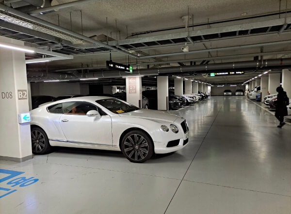 벤틀리-주차장-흐름-방해하는-주차-사진