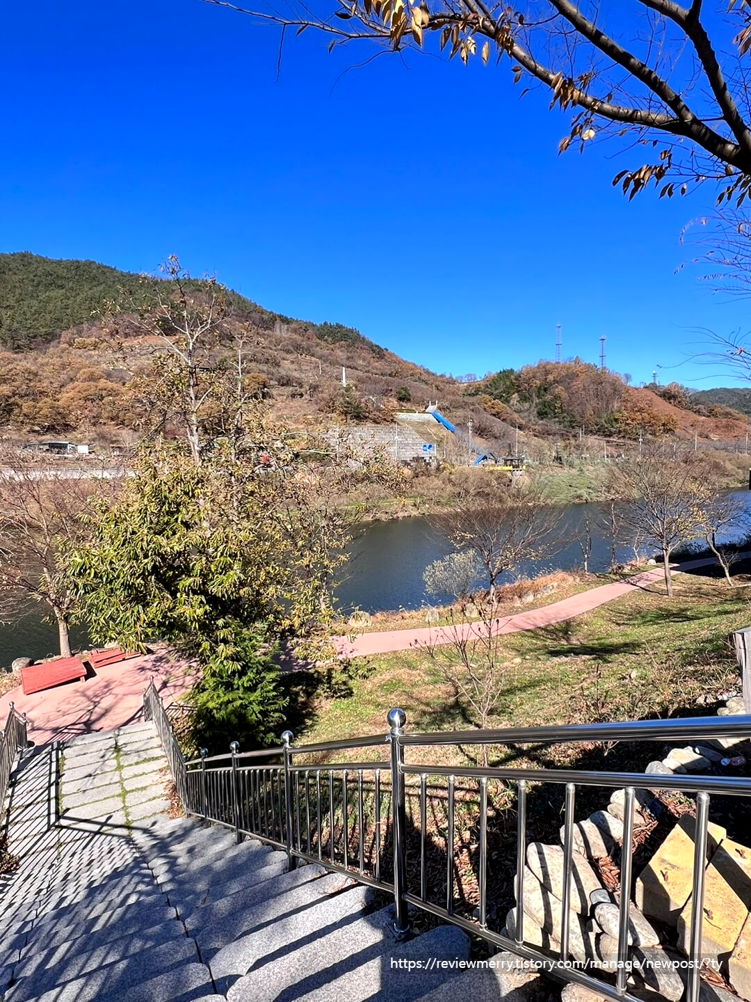 주차장 앞 산책길