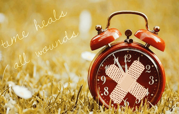 누런 풀밭 위에 빨간 자명종 시계가 있다. 시계 유리면에는 반창고가 x자로 붙여졌다. 왼쪽에는 영어로 시간은 모든 상처를 치료한다는 문구가 적혀 있다.
