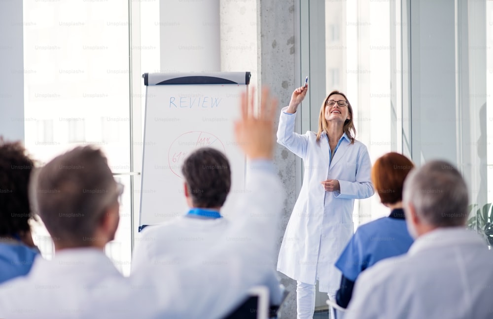 배경과 전문성 관련 이미지