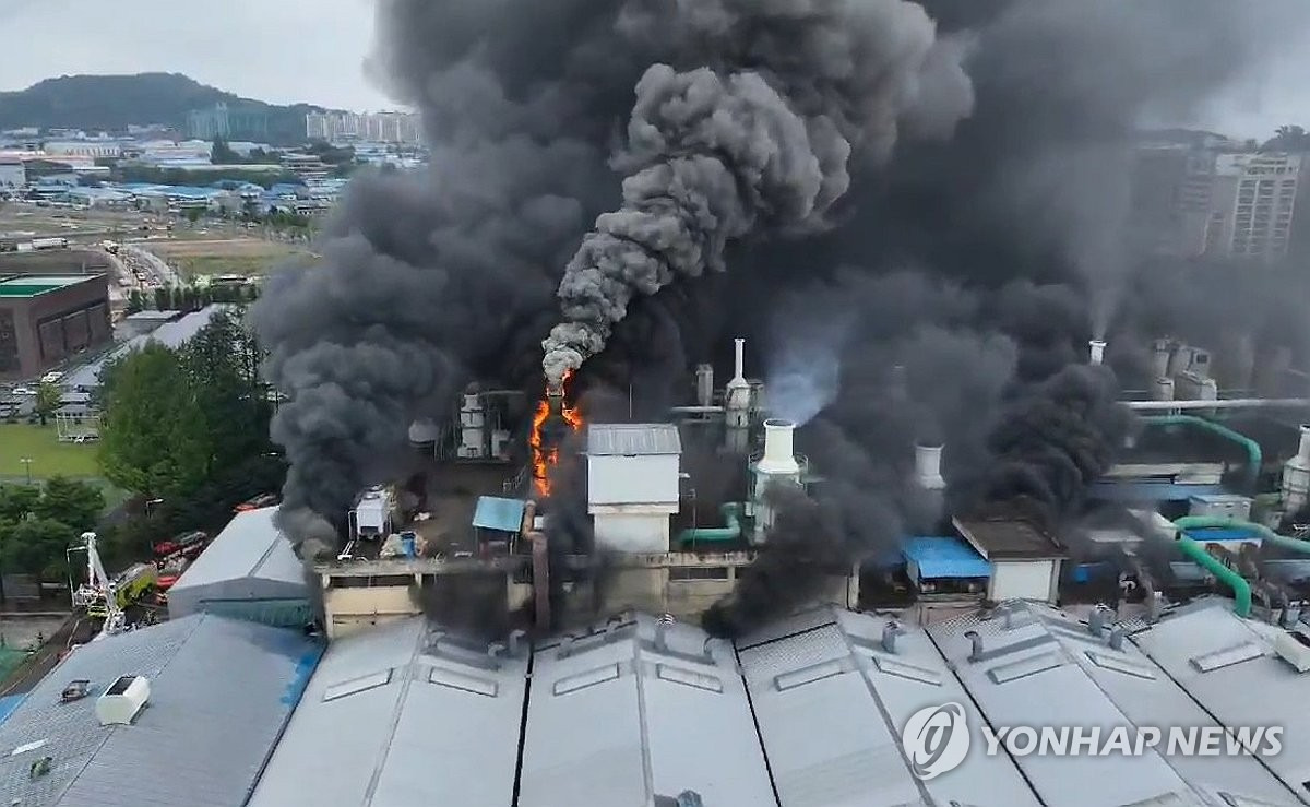 광산구청이 배포한 마스크와 외출 자제 권고 안내문