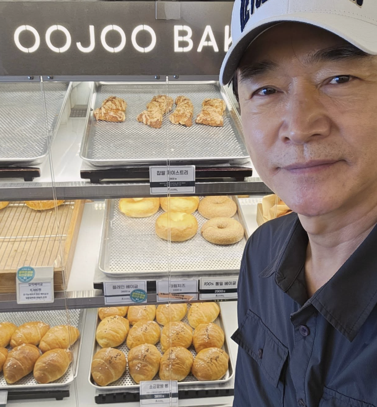 정보석 빵집 우주제빵소에서 한 컷