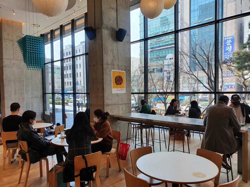 손님이-가득한-내부