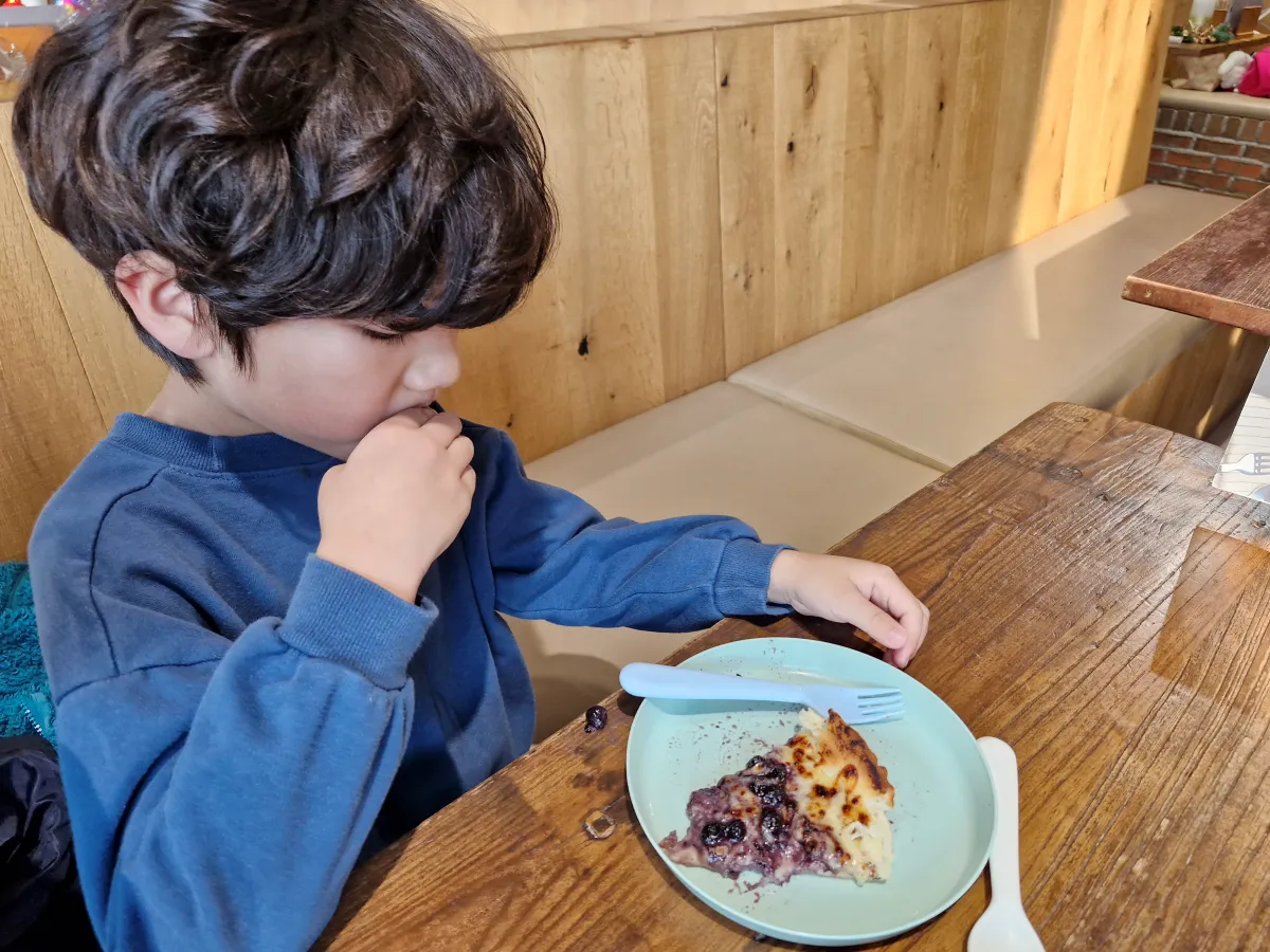 블루베리-피자를-먹는-첫째-아들