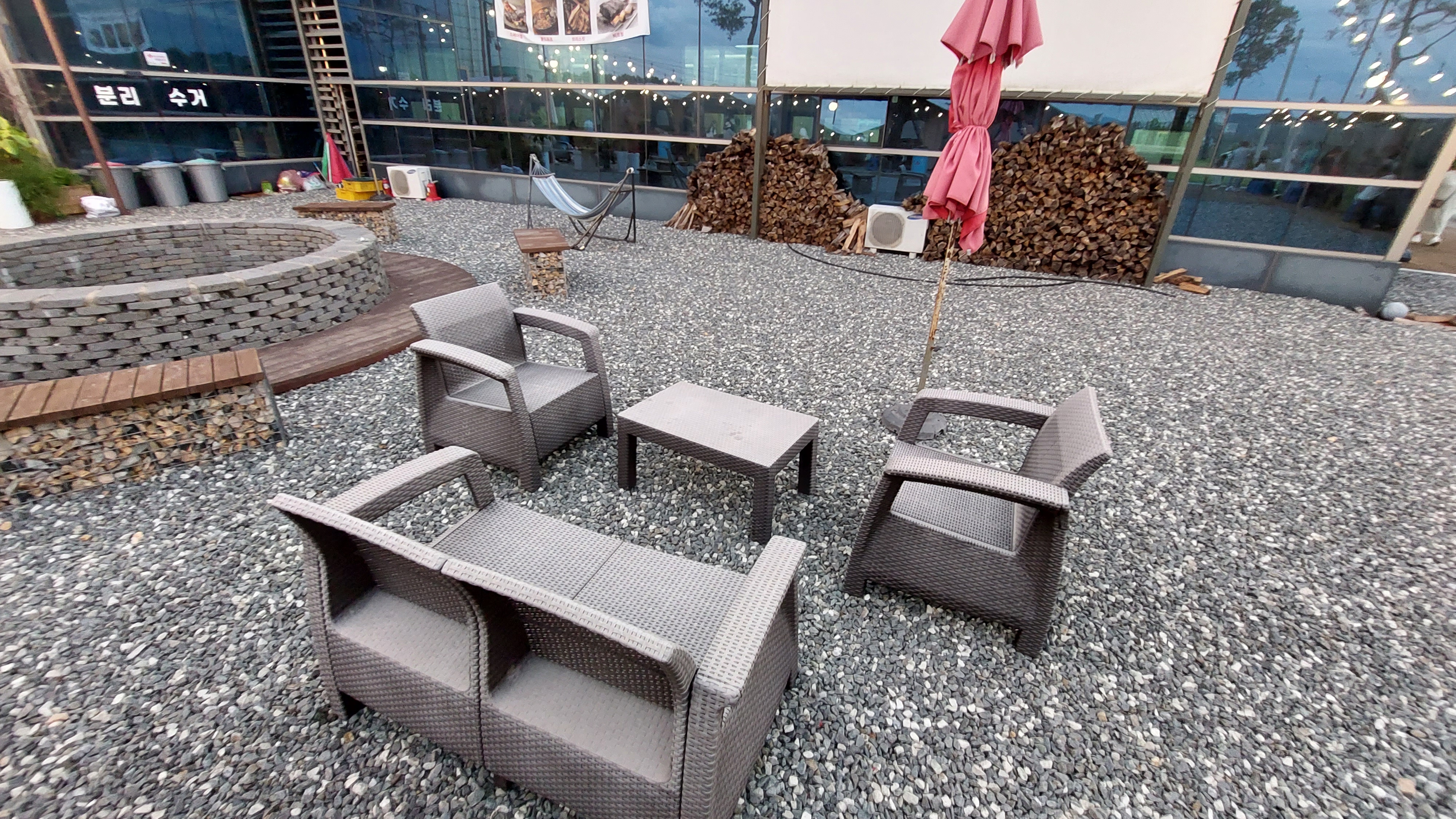 찰스바베큐 마당 테이블