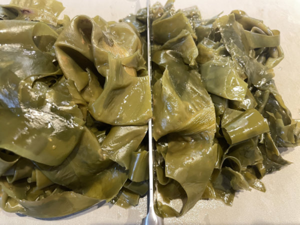 미역을 한 입 크기로 자르기