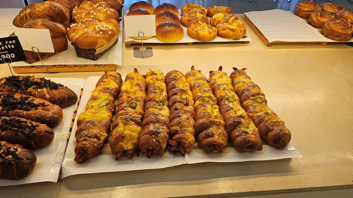 치즈와-할라피뇨가-보이는-소세지빵