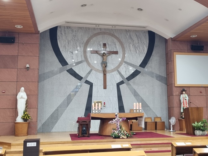 부산 사직성당 성전 안 십자고상, 제대, 제단, 감실 사진