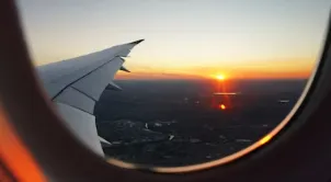 비행기 타고 떠나는 모습