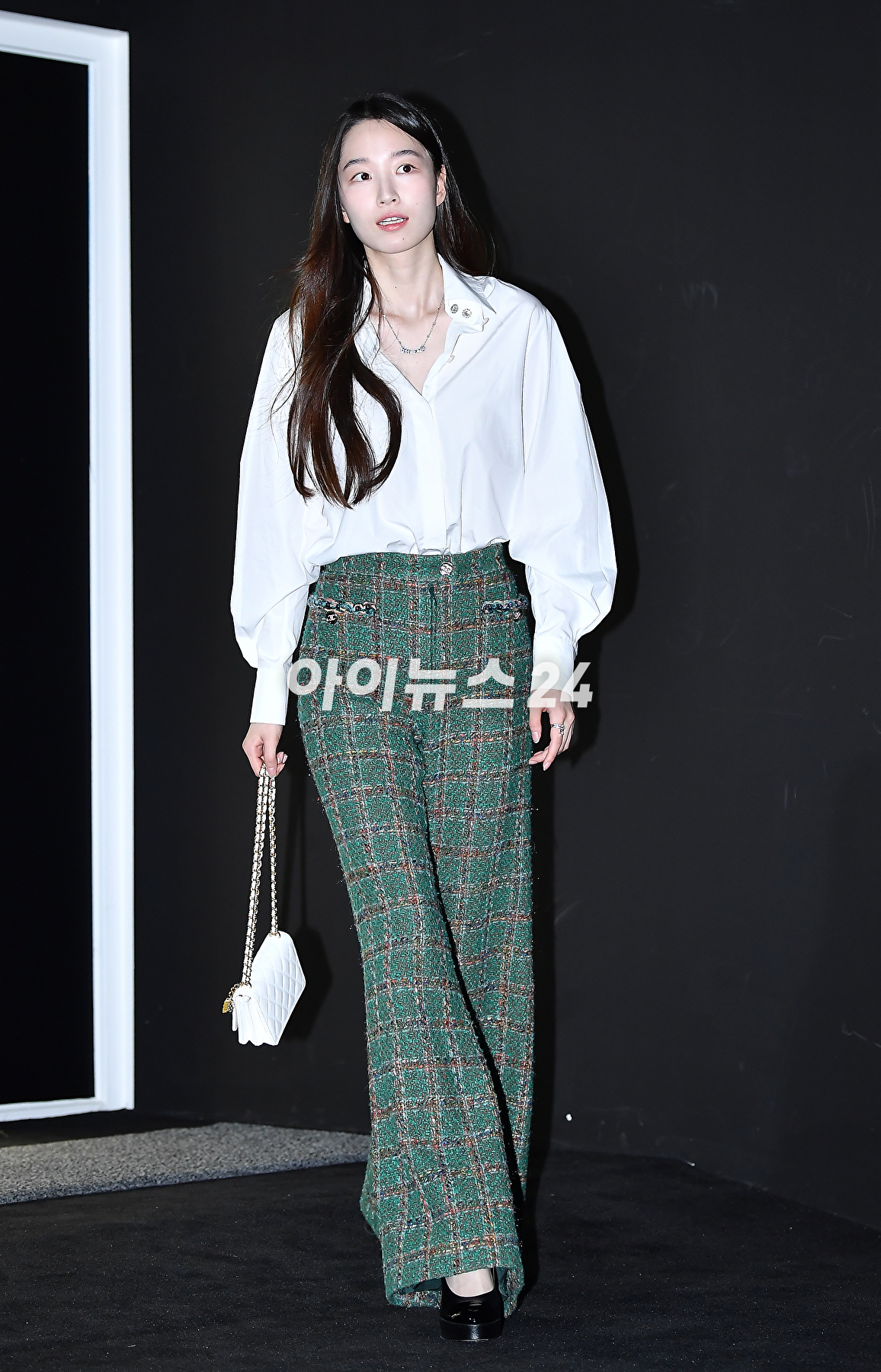 배우 원지안이 27일 오후 서울 광진구 파이팩토리 스튜디오에서 열린 트위드 샤넬 주얼리 행사에서 포토타임을 갖고 있다. [사진=곽영래 기자]