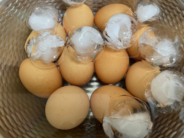 계란장조림 맛있게 하는법 - 삶은 계란 식힐 때 얼음 사용해 찬물을 최대한 차갑게 만들기