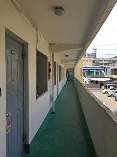 바닥은-녹색-방수처리가-되어있고-줄줄이-현관문이-닫혀있는-연립주택