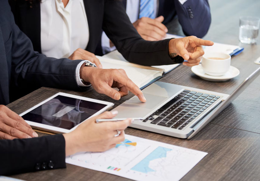 노사 협의와 기업 대응 전략을 상징하는 이미지