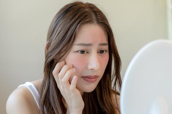 흉터 + 홍조 + 민감성 피부를 위한 피부과 시술 &amp; 관리법 가이드