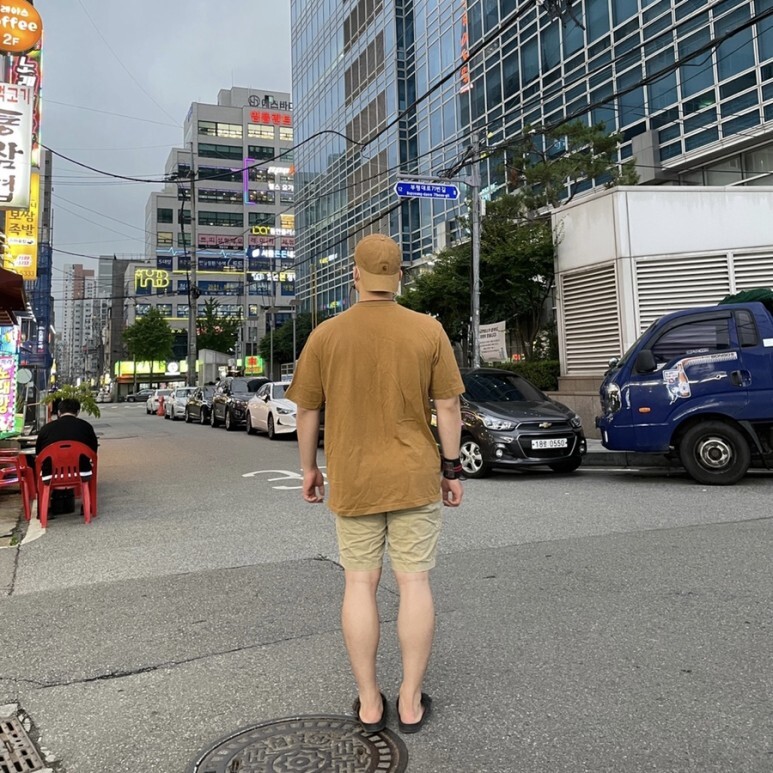 데일리룩(오뭘입)칼하트 오데사 볼캡 브라운, 칼하트 반팔, 유니클로 치노 하프 팬츠, 버켄스탁 슬리퍼, 데일리룩, 데일리코디, 데일리패션, ootd