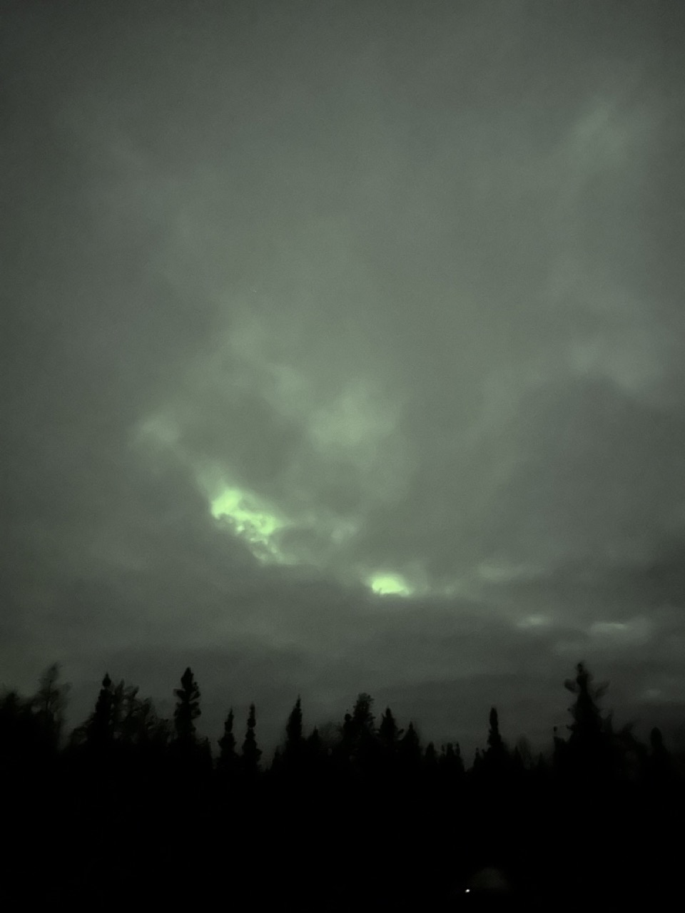 구름 사이로 뭔가 보이는 저것은 오로라?