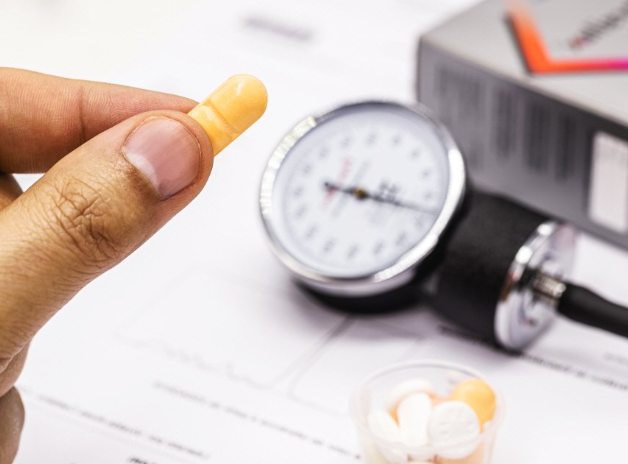 고혈압약 부작용 종류별 증상 대처법 어지러움 가슴두근거림 혈압약부작용 혈압관리 고혈압예방 약물정보 심혈관건강 혈압측정