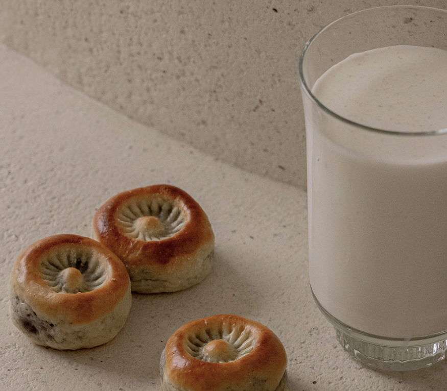 황남빵과 우유가 함께 있는 모습