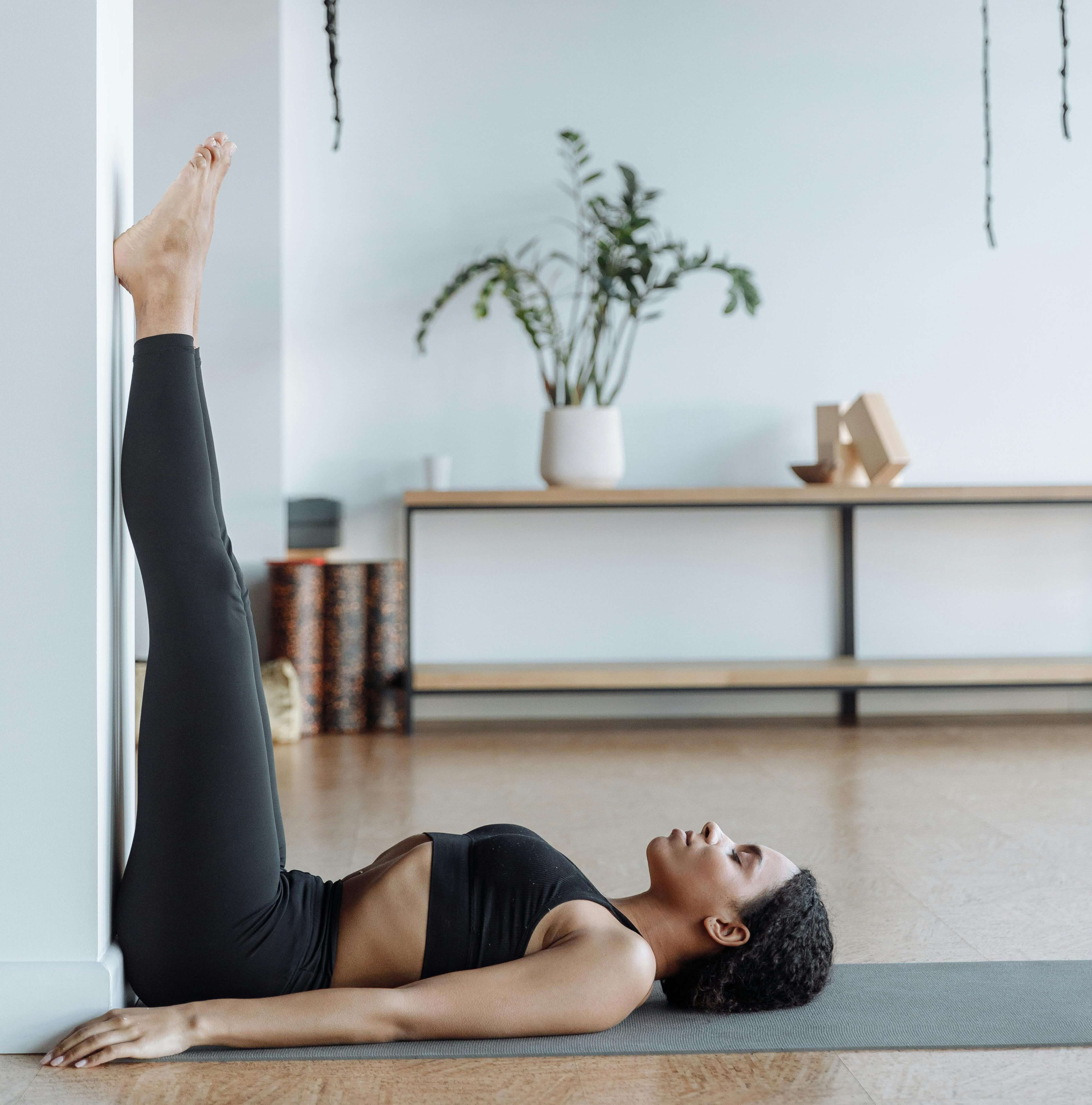 벽에_다리를_기대는_자세를_하는_여성의_모습